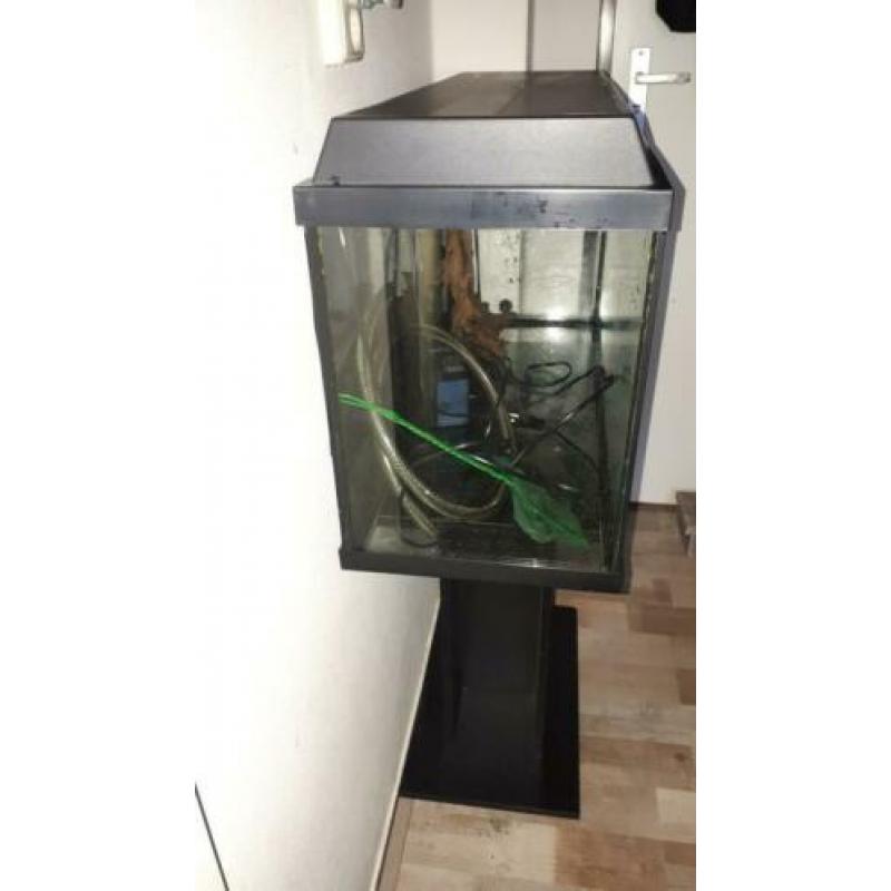 80/40/30 aquarium in de aanbieding met onderkast.