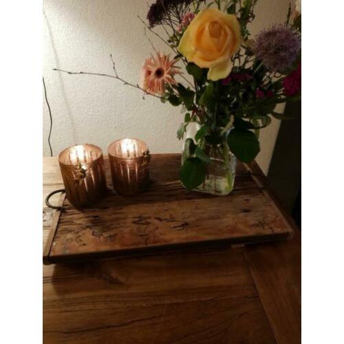 Stoer en sober dienblad van oud hout