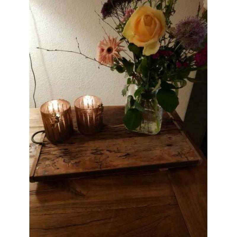 Stoer en sober dienblad van oud hout