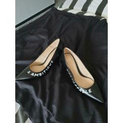 Zara zwart leren pump met tekst zgan