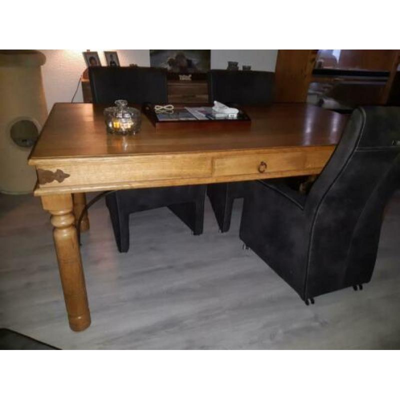 gepatineerd eiken tafel
