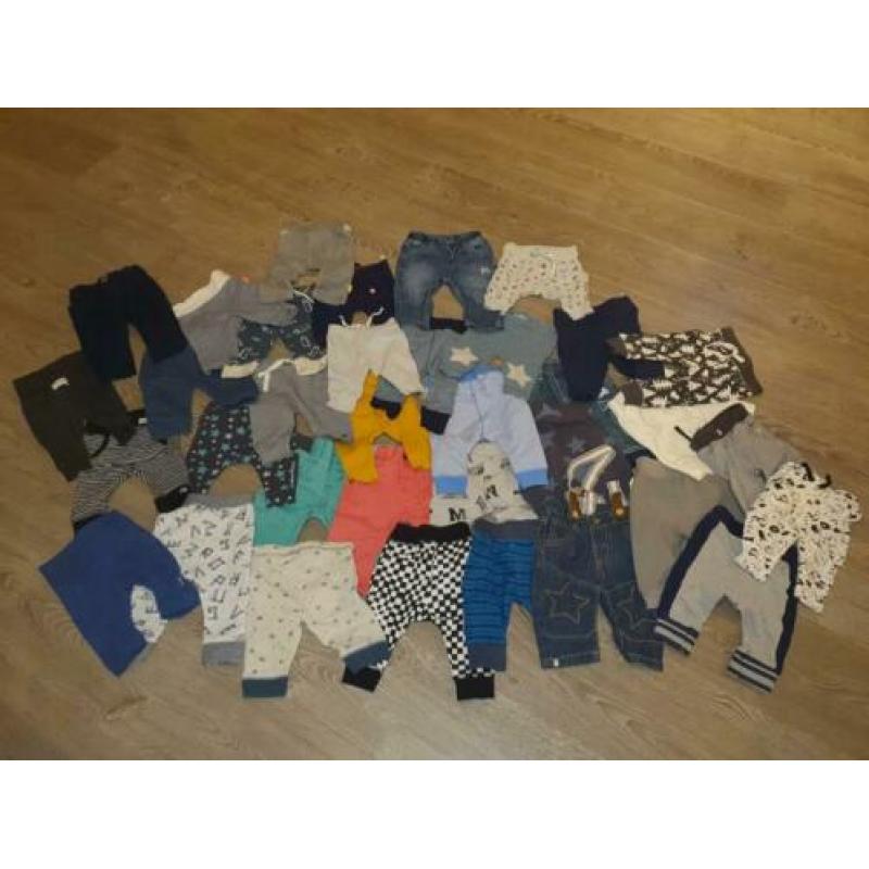 Volle kist met jongens kleding maatje 50/56