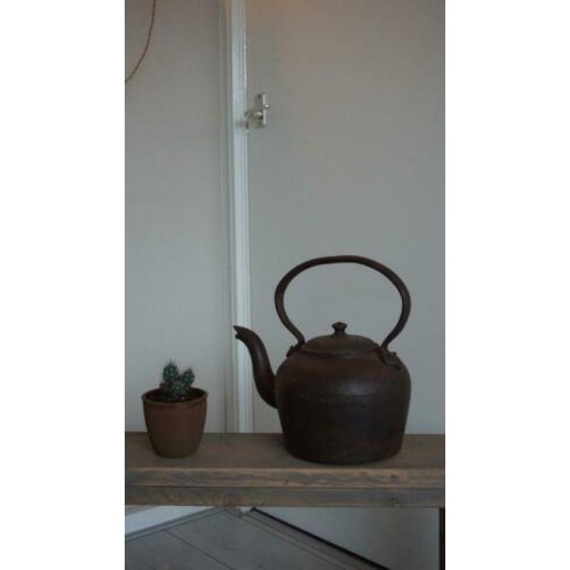 Oude gietijzeren ketel