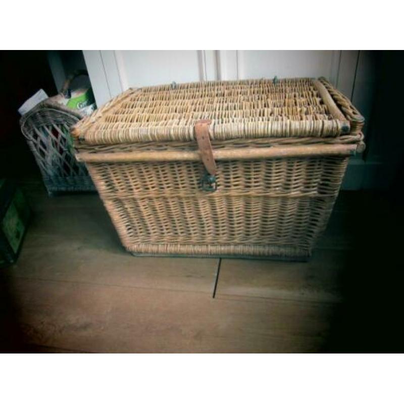 Antieke Brocante wasmand uit wasserij in Haarlem