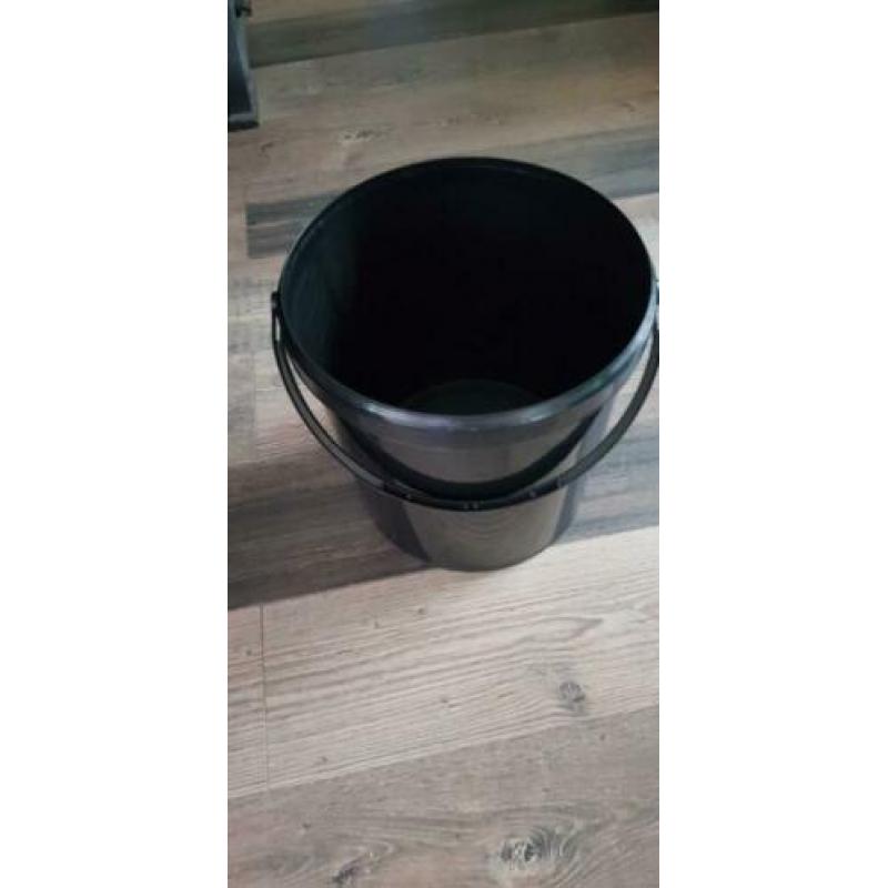Nieuwe emmers met afsluit deksels