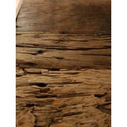 Stoer en sober dienblad van oud hout