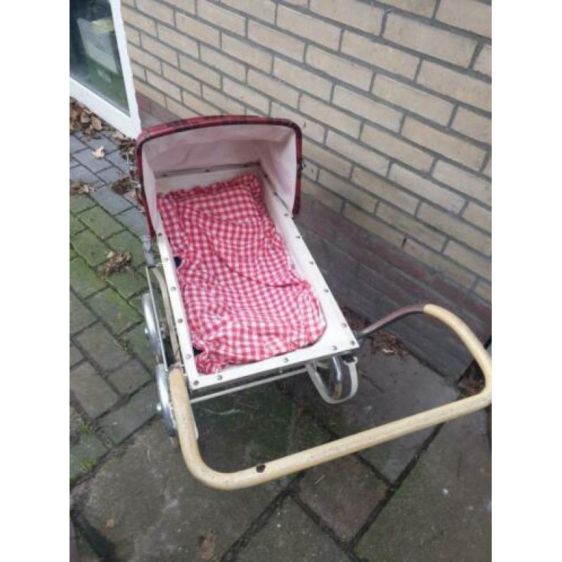 Vintage poppenwagen