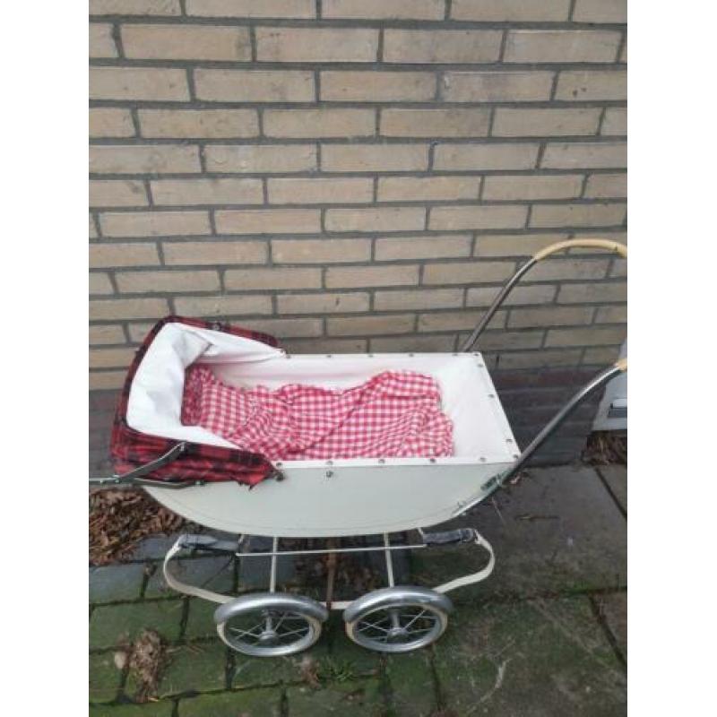 Vintage poppenwagen