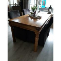 gepatineerd eiken tafel