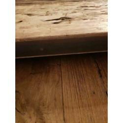 Stoer en sober dienblad van oud hout