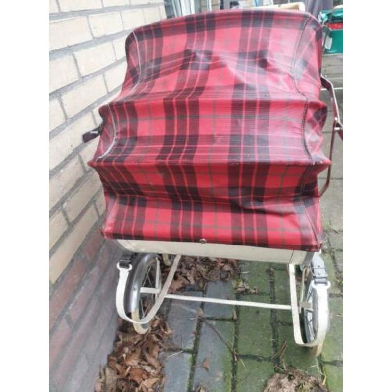 Vintage poppenwagen