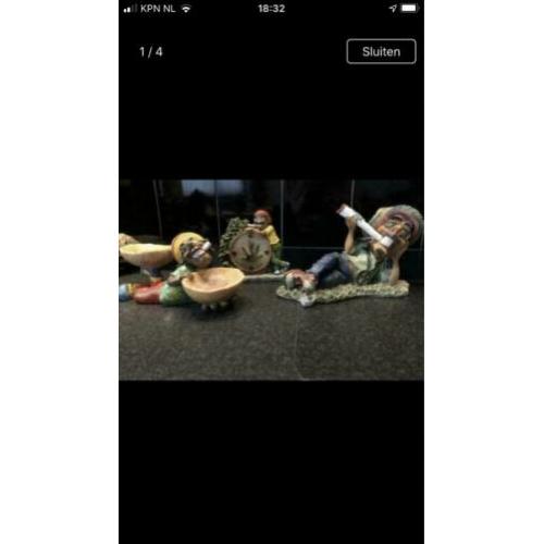 3 beeldjes van Rasta figuren. Klokje werkt.