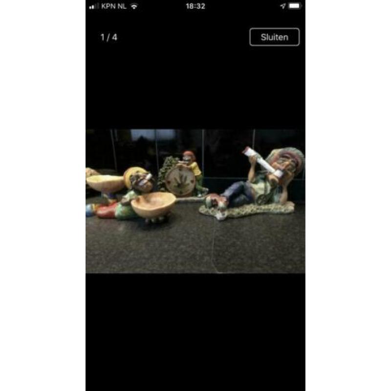 3 beeldjes van Rasta figuren. Klokje werkt.