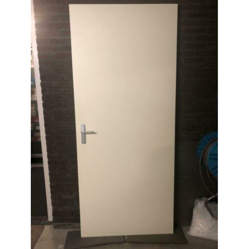 Drie opdekdeuren 2x88cm en 1x93cm breed, 211.5cm hoog