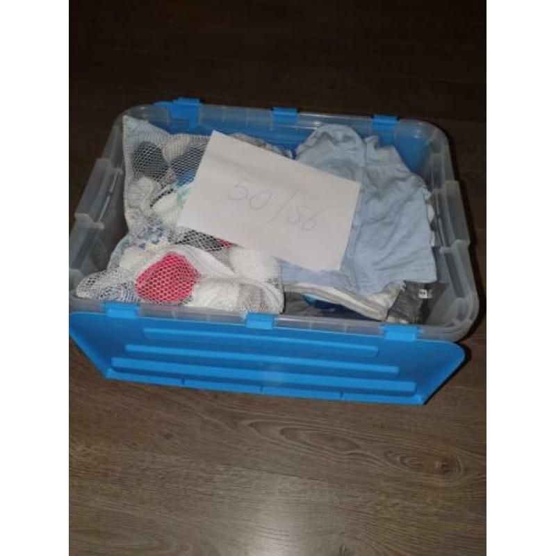 Volle kist met jongens kleding maatje 50/56