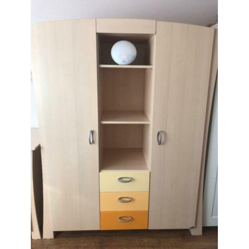 Babykamer compleet (wikkelcomode, kast, bedje)
