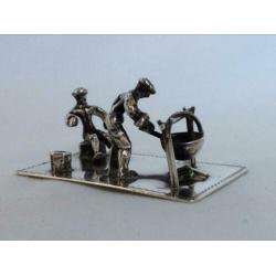 Zilveren miniatuur picknickende mannen, D. Aubert
