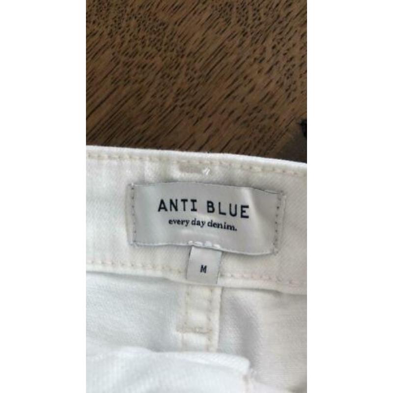 Jeans jasje, soepele trui, jeans rokje
