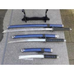 2 Set van 3 Samurai, blauw of grijs zwaarden op zwart frame.