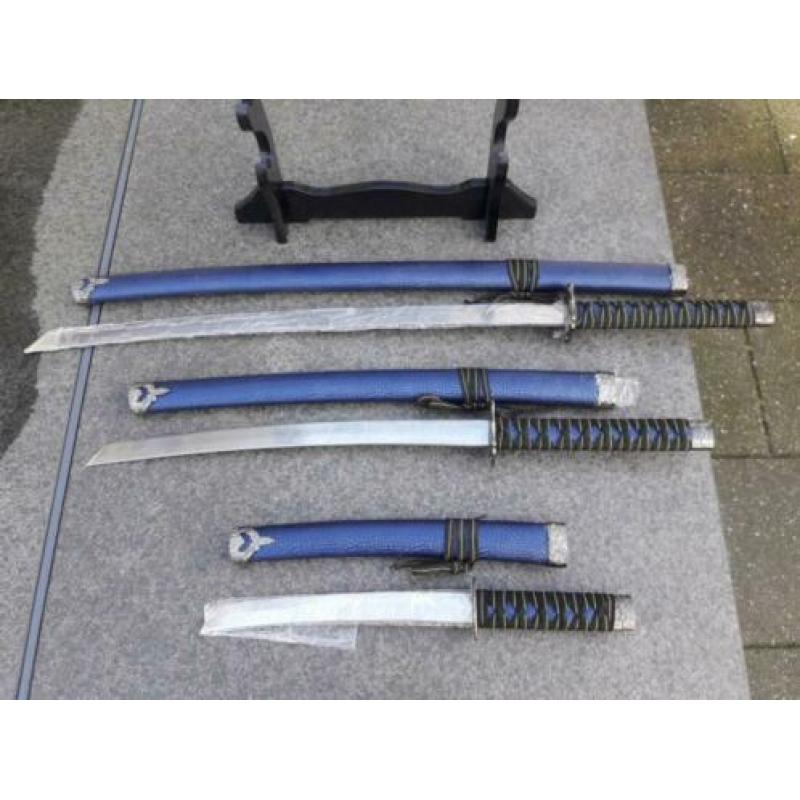 2 Set van 3 Samurai, blauw of grijs zwaarden op zwart frame.