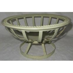 Vintage fruitschaal. Retro fruitschaal van metaal. Brocante