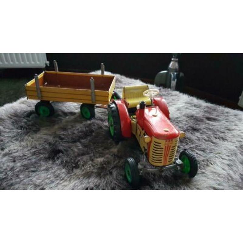 Blikken KDN Tractor met aanhanger.
