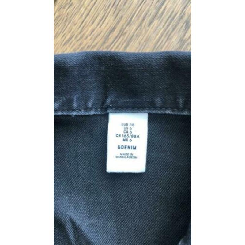 Jeans jasje, soepele trui, jeans rokje