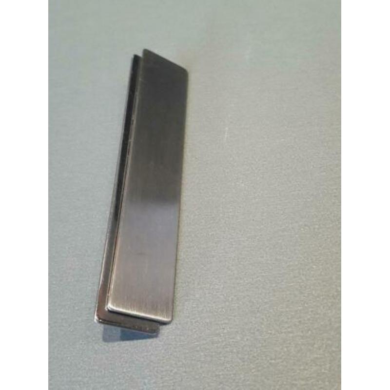 Design broche met bijbehorende oorclips
