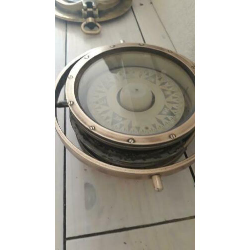 Een mooie oude kompas voor de verzamelaar.