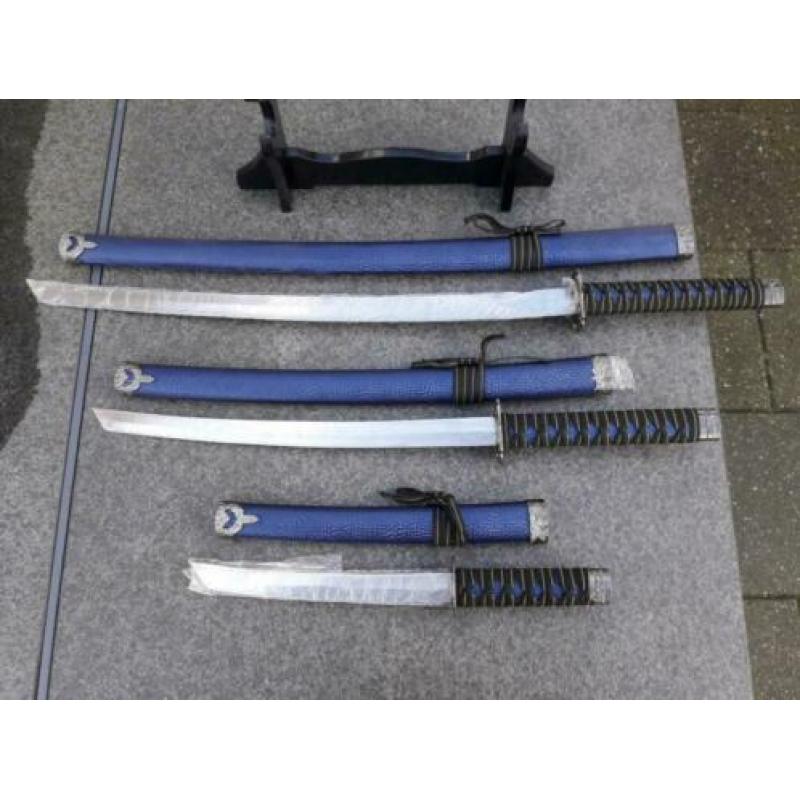 2 Set van 3 Samurai, blauw of grijs zwaarden op zwart frame.
