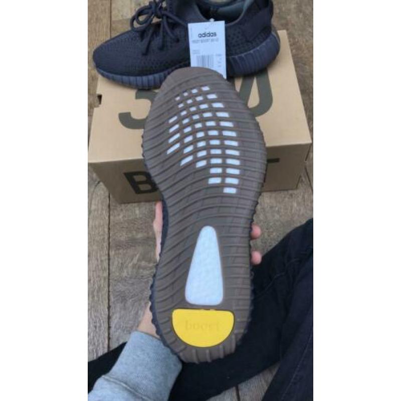 Yeezy cinder maat 42 US 8,5