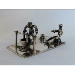 Zilveren miniatuur picknickende mannen, D. Aubert