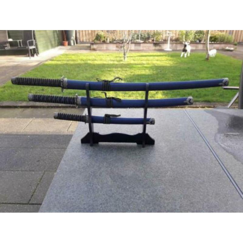2 Set van 3 Samurai, blauw of grijs zwaarden op zwart frame.