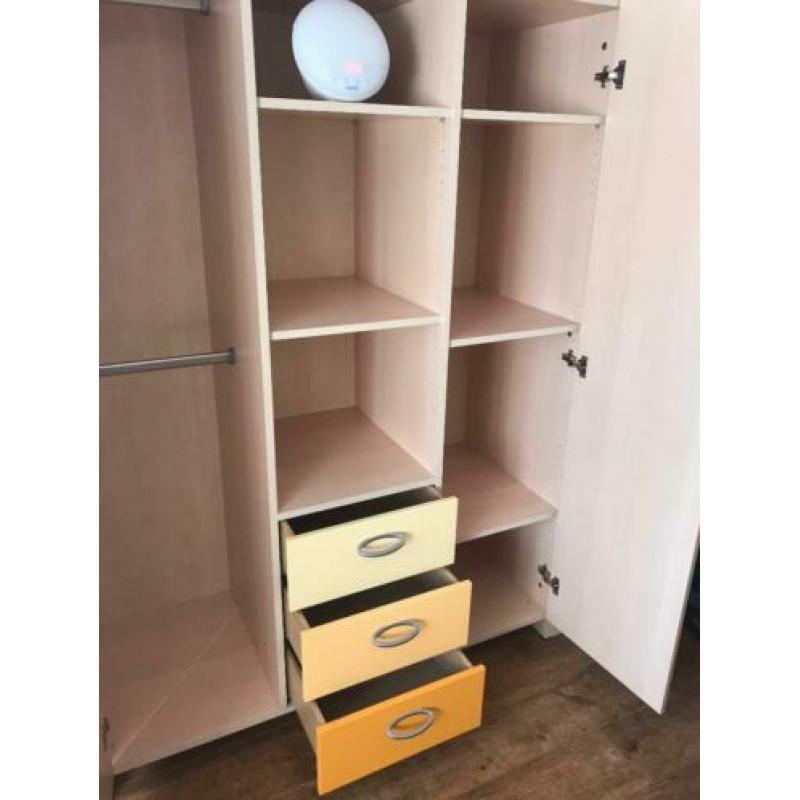 Babykamer compleet (wikkelcomode, kast, bedje)