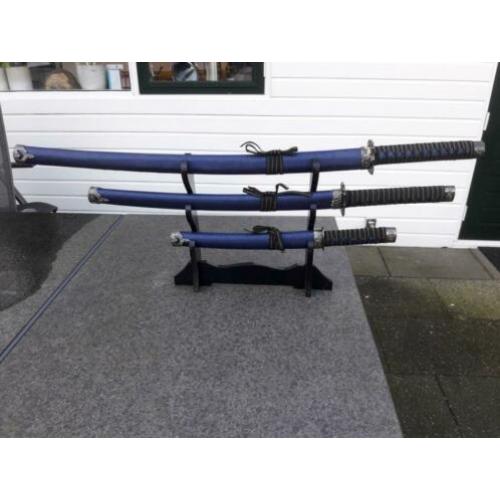 2 Set van 3 Samurai, blauw of grijs zwaarden op zwart frame.