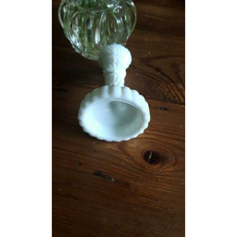 Mooi oud wit klein sierlijk opaline glas kandelaartje