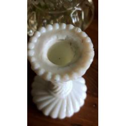 Mooi oud wit klein sierlijk opaline glas kandelaartje