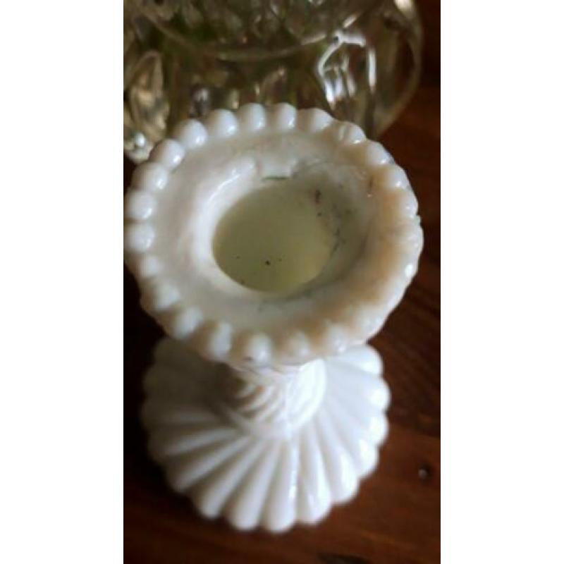 Mooi oud wit klein sierlijk opaline glas kandelaartje