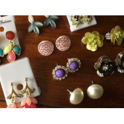 Sieraden. Oorbellen en kettingen, nieuw!!