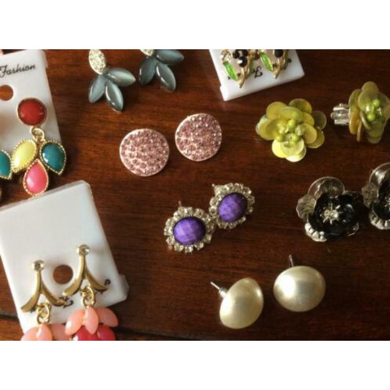 Sieraden. Oorbellen en kettingen, nieuw!!