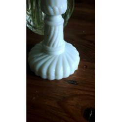 Mooi oud wit klein sierlijk opaline glas kandelaartje