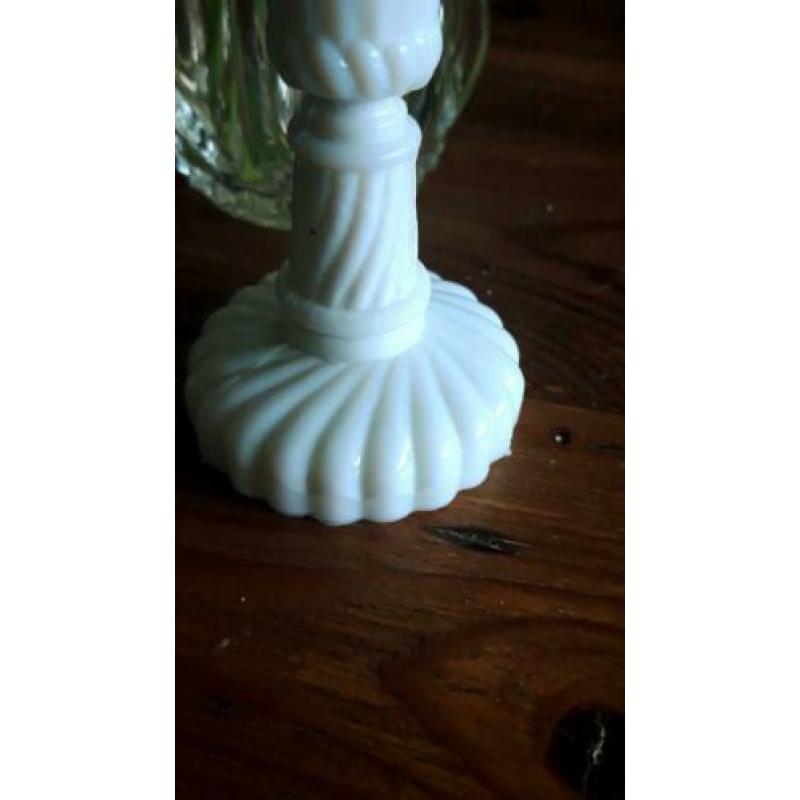 Mooi oud wit klein sierlijk opaline glas kandelaartje
