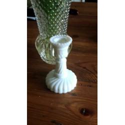 Mooi oud wit klein sierlijk opaline glas kandelaartje