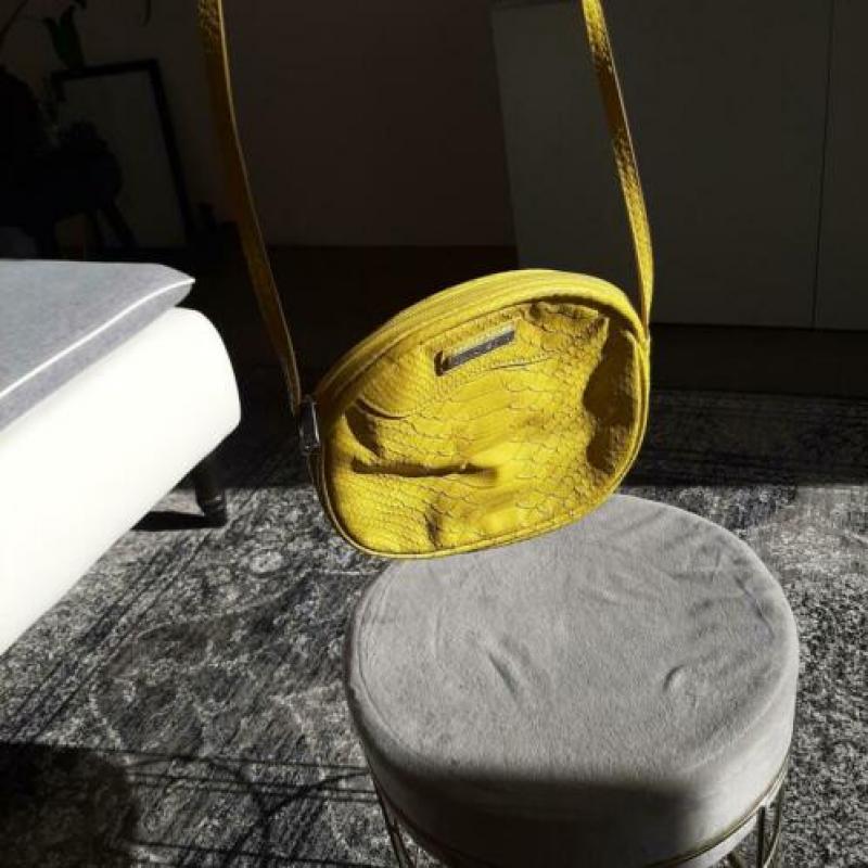 Neon geel schoudertas Mango