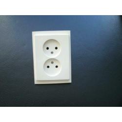 Gira inbouw wandcontactdoos met afdekraam alpinewit Nieuw.