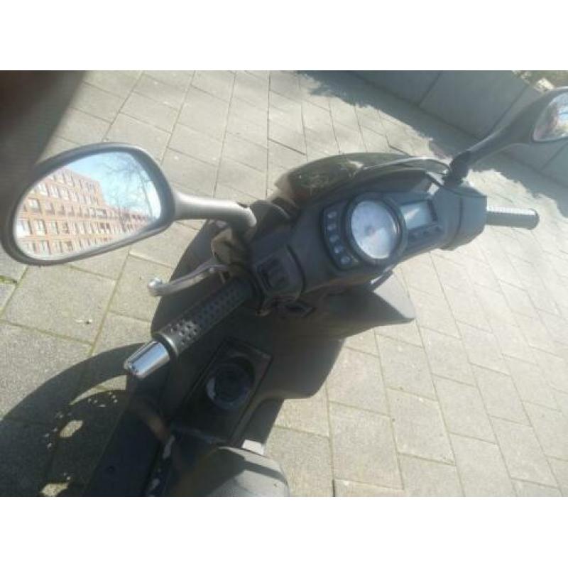 Piaggio NRG + 2 helmen + 2 hangsloten