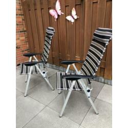 Twee tuinstoelen met hoofdkussen