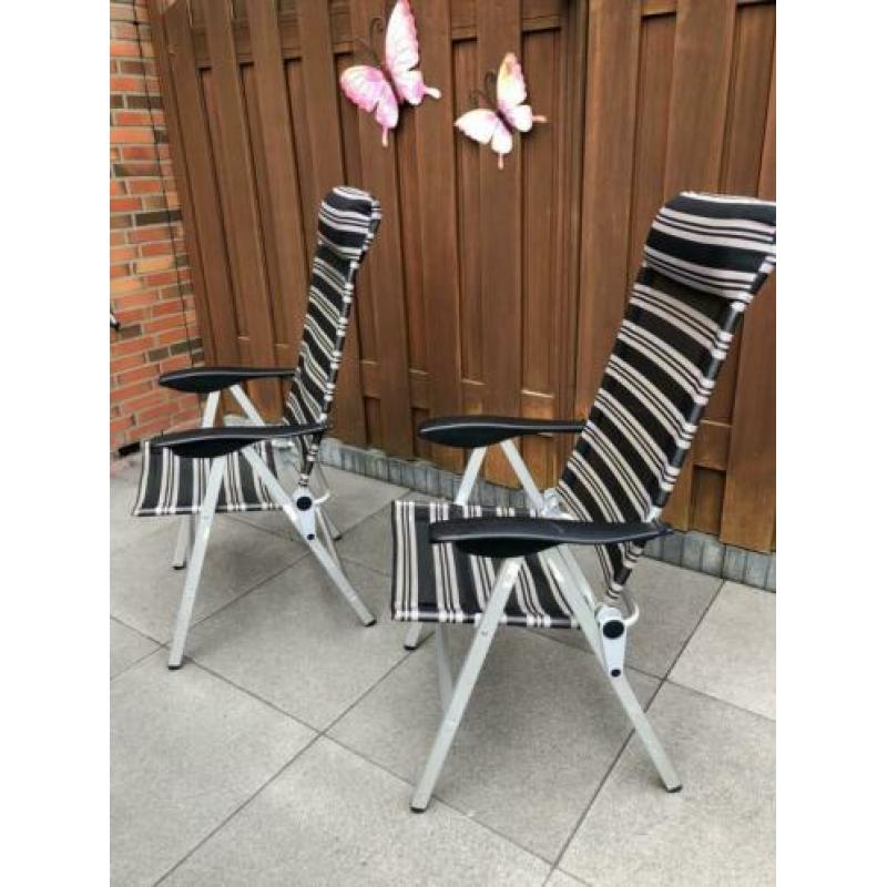Twee tuinstoelen met hoofdkussen