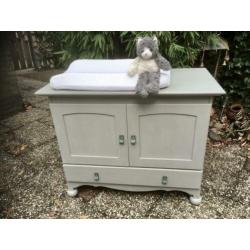 Leuke commode met stoere leren handgreepjes