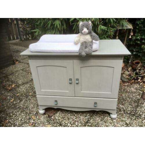 Leuke commode met stoere leren handgreepjes